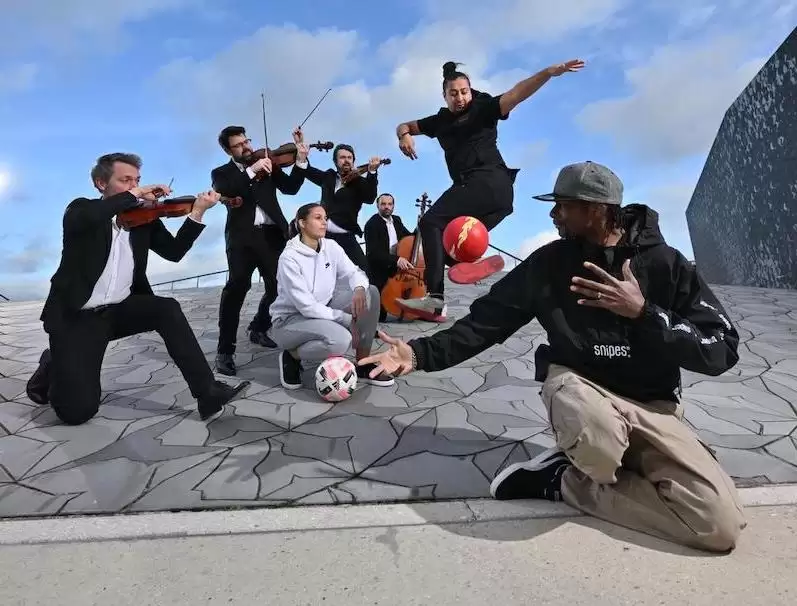 Le foot freestyler et les violonistes